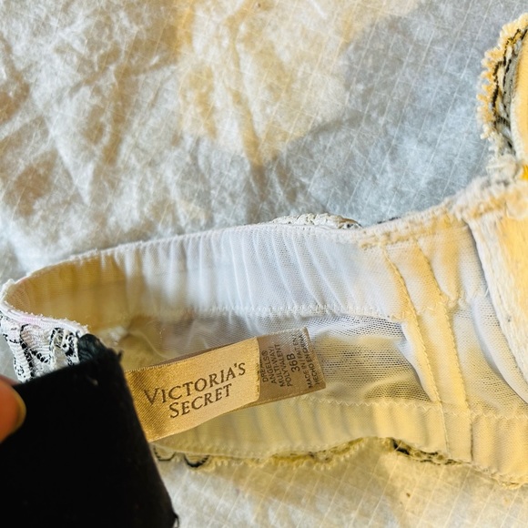 Victoria’s Secret padded off shoulder bra - Picture 4 of 9